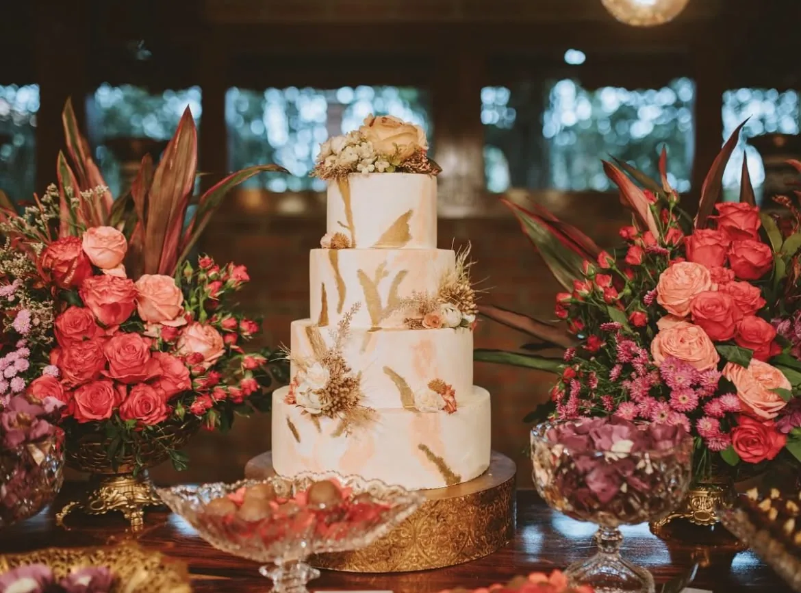 Bolo de casamento de quatro andares com arranjos florais