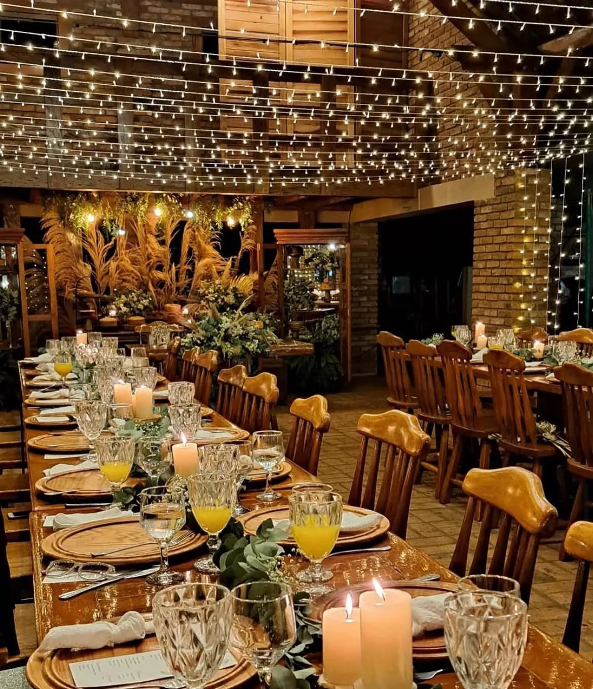 Jantar à noite sob teto de luzes
