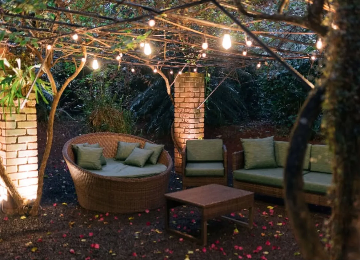 Lounge externo iluminado por varais de luz