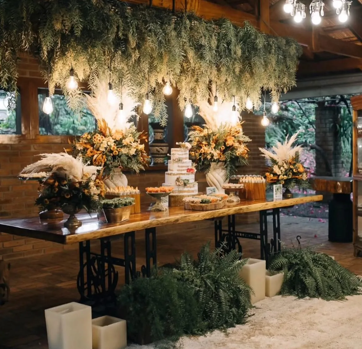 Mesa de bolo com pampas e arranjos secos