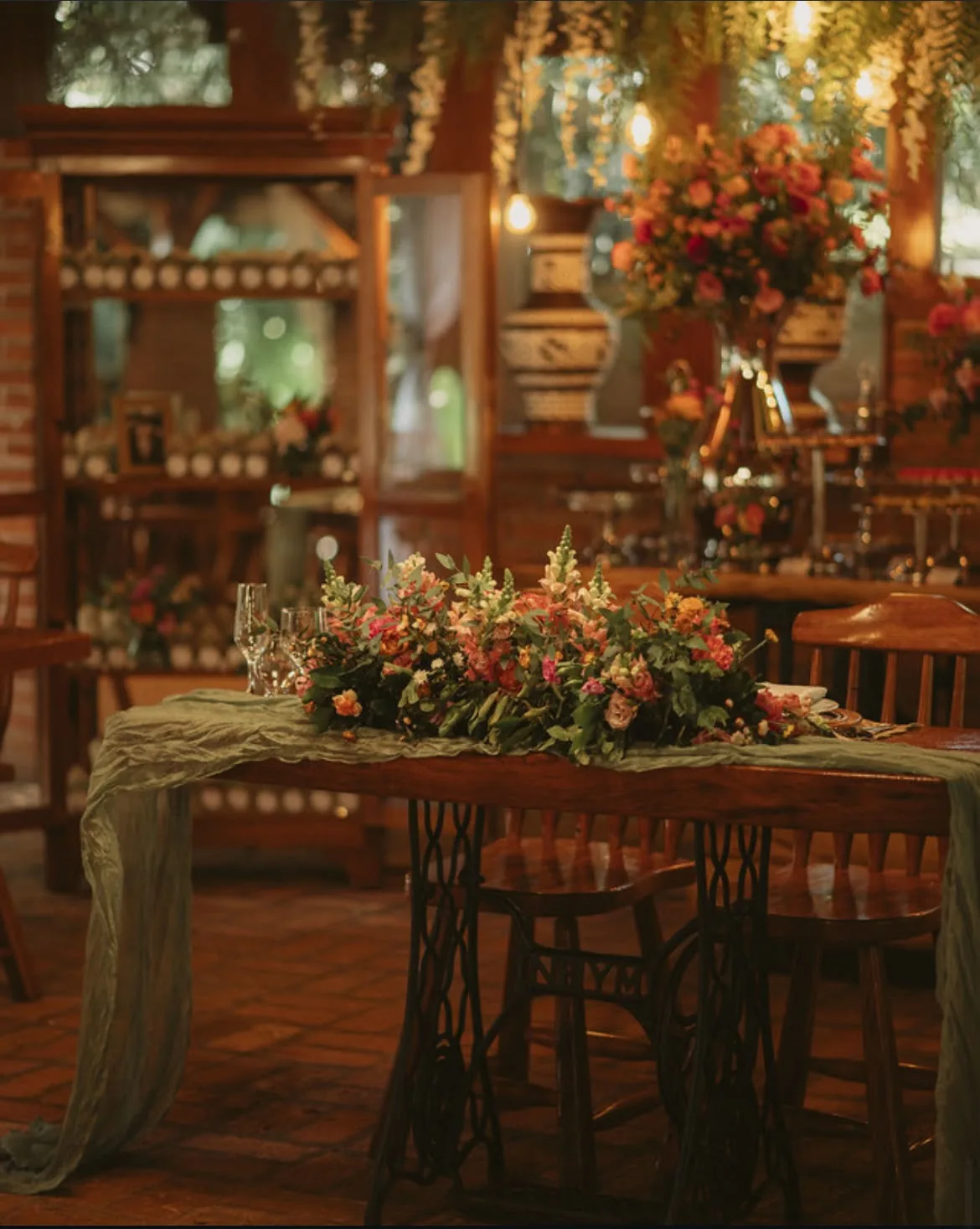 Mesa dos noivos com caminho de flores