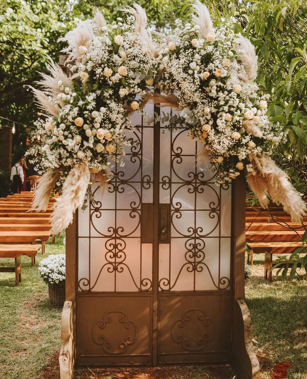 Portal decorado com pampas e rosas claras