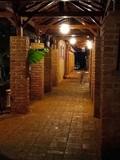 Varanda de tijolos iluminada à noite